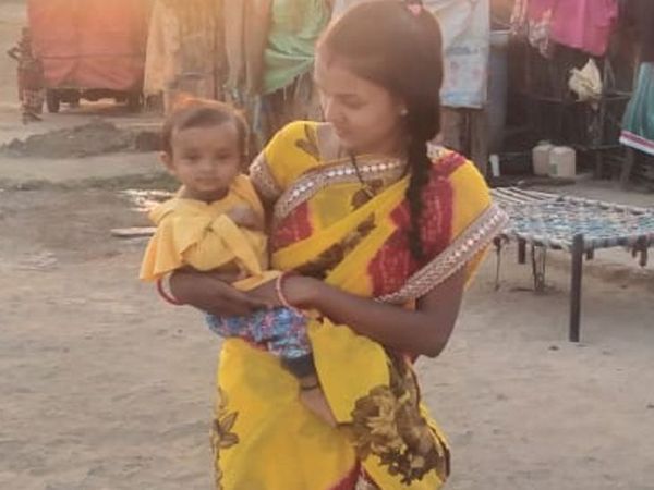 मां दीपाली की हालत भी ठीक नहीं है। बेटी के गुजर जाने से उसका बुरा हाल है।