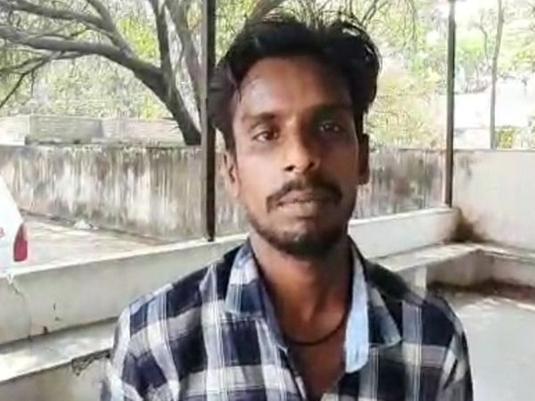 पिता ने बेटी को बचाने की बहुत कोशिश की, लेकिन वे उसे बचा नहीं पाए।