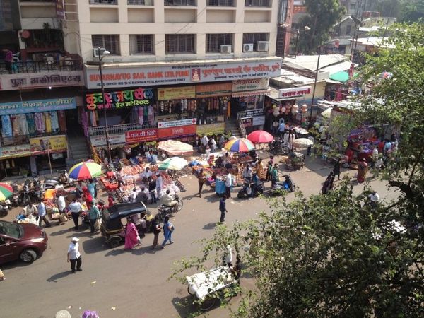 पुणे के तुलसीबाग इलाके में अपेक्षा के मुताबिक ही भीड़ नजर आई।