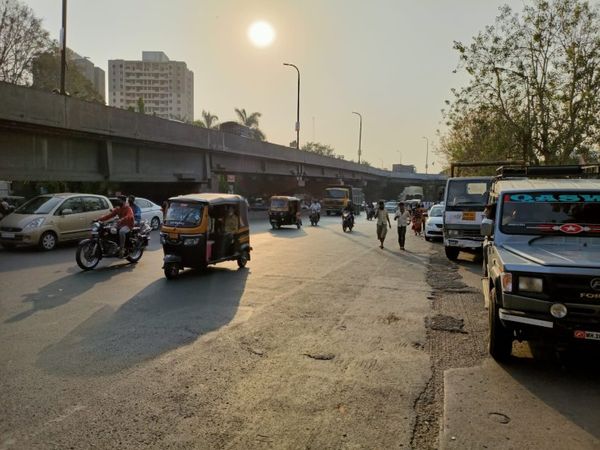 पुणे के औंध इलाके में दिन के समय सड़कें खाली नजर आईं।