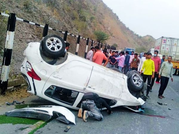 क्षतिग्रस्त कार से घायलों को निकालते राहगीर।