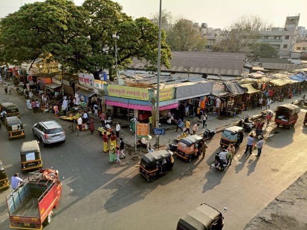 हड़पसर इलाके में आम दिनों में भारी भीड़ नजर आती है।