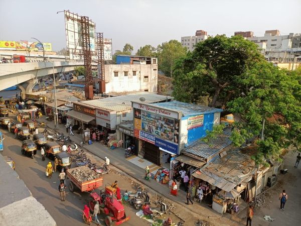हड़पसर इलाके के गाड़ीतल ब्रिज के नीचे आम दिनों में लंबा जाम देखने को मिलता है, लेकिन आज यहां सिर्फ सड़क किनारे खड़े ऑटो रिक्शा दिखे।