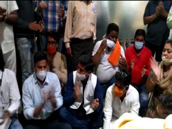 स्मार्ट सिटी कार्यालय में नगर निगम कमिश्नर कक्ष के सामने धरना देते बीजेपी कार्यकर्ता।