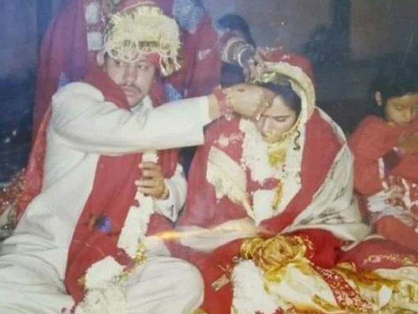 पत्नी रश्मी त्यागी रावत के साथ तीरथ सिंह रावत। दोनों की शादी 1998 में हुई थी।