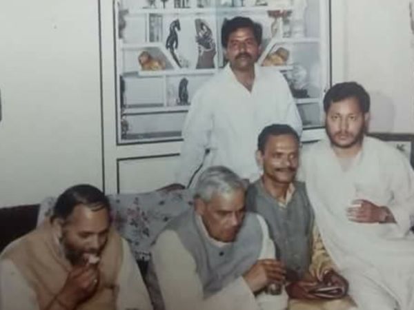 तस्वीर 1987 की है। पूर्व प्रधानमंत्री अटल बिहारी वाजपेयी के साथ तीरथ सिंह रावत। अटलजी तब गढ़वाल दौरे पर आए थे।