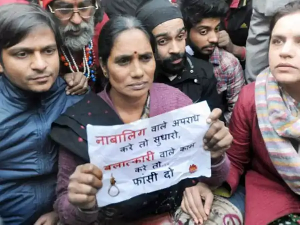 निर्भया की मां आशा देवी ने दोषियों को फांसी पर चढ़ाने के लिए कानूनी तौर पर संघर्ष किया। साथ ही नाबालिग दुष्कर्मी के खिलाफ भी अभियान चलाया। नतीजा यह हुआ कि देश में कानून बदला और अब गंभीर अपराध पर नाबालिग को भी वयस्कों जैसी सजा दी जा सकती है।