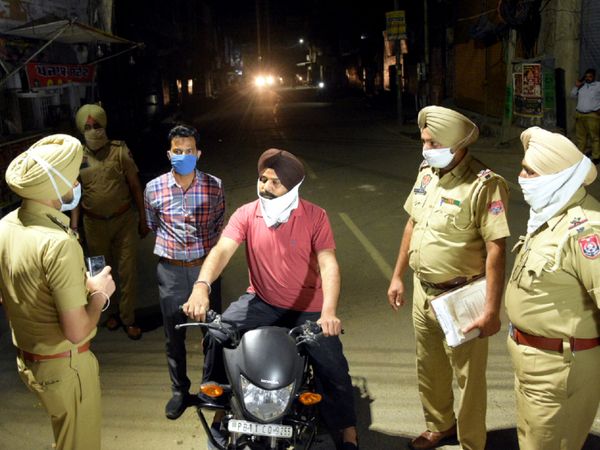 पंजाब में पटियाला समेत 9 जिलों में नाइट कर्फ्यू का समय रात 9 से सुबह 5 बजे तक कर दिया गया है। इस दौरान बाहर निकलने वाले हर व्यक्ति से पुलिस ने सवाल पूछे। - Dainik Bhaskar