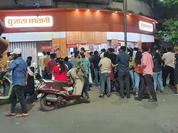 पुणे के तुलसी बाग इलाके में एक फूड जॉइंट के बाहर कुछ इस कदर भीड़ नजर आई।