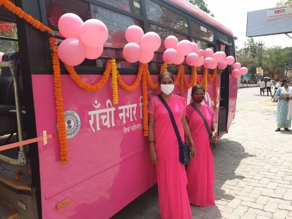 पिंक सिटी बस में कंडक्टर से लेकर खलासी तक की भूमिका में महिलाएं होंगी। यह सभी पिंक पोशाक में होंगी। - Dainik Bhaskar