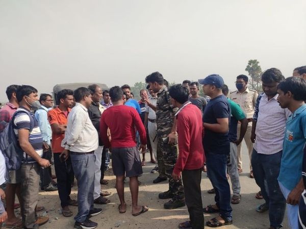 घटना के बाद गुस्साए ग्रामीणों ने सड़क जाम करने की कोशिश की। पुलिस के समझाने के बाद शांत हुए।