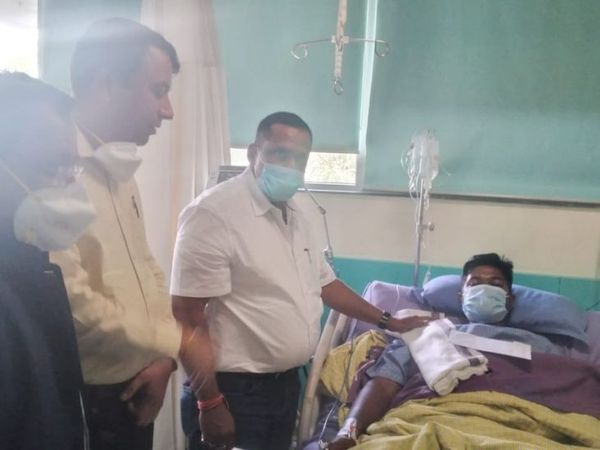 हेल्थ मिनिस्टर बन्ना गुप्ता ने दारोगा सुभाष चंद्र लकड़ा को सम्मानित किया है।