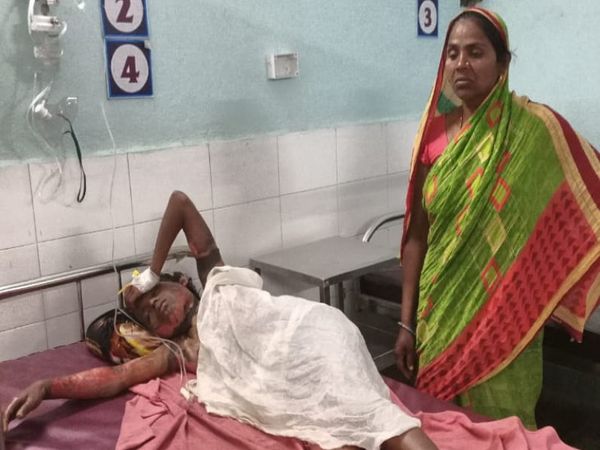 बेगूसराय सदर अस्पताल में भर्ती पार्वती और उसकी मां। - Dainik Bhaskar