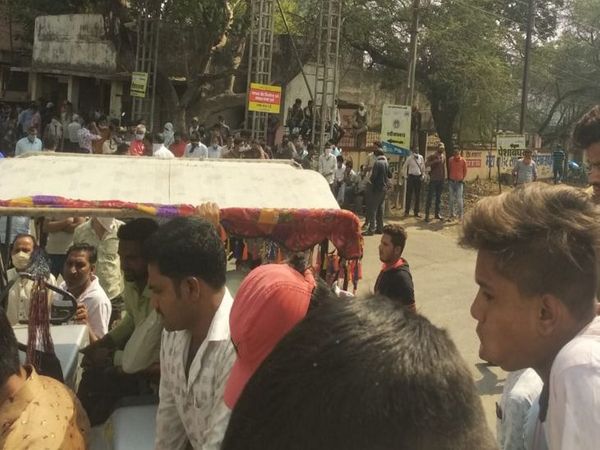 किसानों ने ट्रैक्टर को रोड पर खड़ा कर दिया।