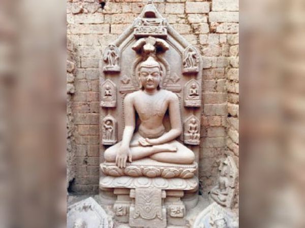 खुदाई में मिली मूर्तियां। - Dainik Bhaskar
