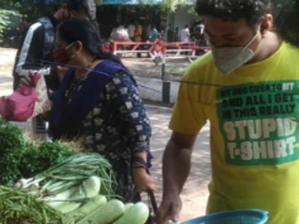 राजधानी में लोग बाजार में सब्जी खरीदते नजर आए।