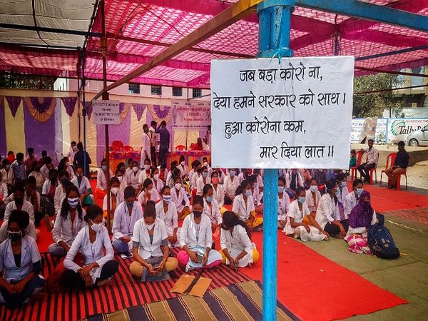 काम से निकाले जाने की वजह से संविदा कोविड कर्मचारी परेशान हैं। इनका गुस्सा इस पोस्टर पर झलक रहा है।