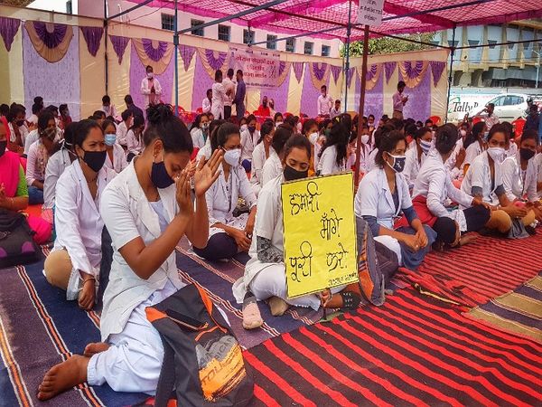 रायपुर के धरना स्थल पर दुर्ग, बलोद, बलौदाबाजार के कर्मचारी भी पहुंचे।