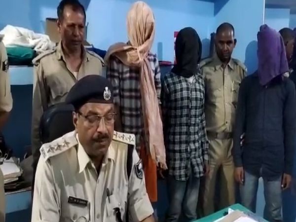 4 हत्यारोपियों में 3 को सारण पुलिस ने पकड़ा, मामले का खुलासा करते SDPO। - Dainik Bhaskar