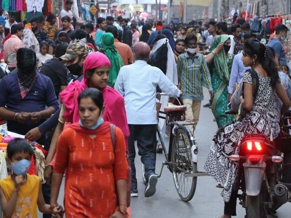 इंदौर में बाजारों शनिवार को भीड़ नजर आई।