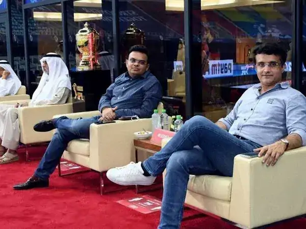 UAE में IPL 2020 के दौरान BCCI अध्यक्ष सौरव गांगुली (दाएं), सचिव जय शाह (दाएं)।
