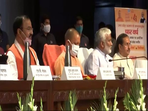 UP के सरकार के चार साल पूरे होने पर लोकभवन में पत्रकारों से मुखातिब सीएम योगी के साथ अन्य। (फाइल फोटो) - Dainik Bhaskar