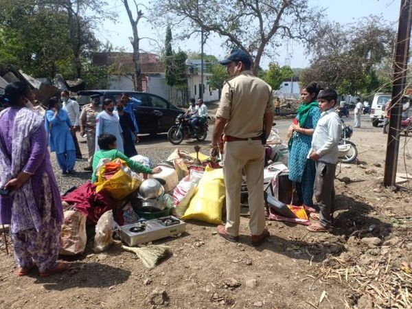 मकान में रखा सामान सड़क किनारे रख दिया गया।