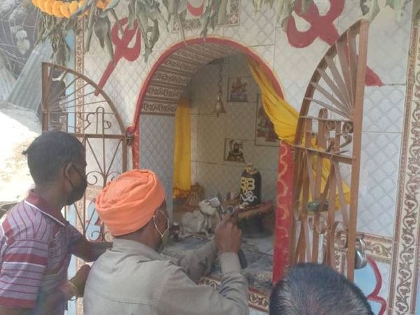 भगवान का शिवलिंग सुरक्षित निकालकर अन्य स्थान पर स्थापित कराया।