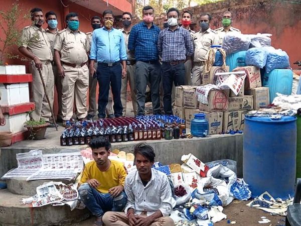 छापेमारी के दौरान फैक्ट्री में दो युवक शराब बनाते हुए पाए गए, जिन्हें गिरफ्तार कर लिया गया है। - Dainik Bhaskar