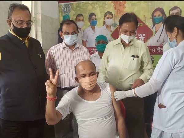 विधानसभा अध्यक्ष रवींद्र नाथ महतो को कोविशिल्ड का पहला डोज दिया गया है। - Dainik Bhaskar
