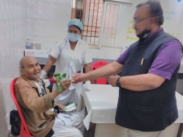बुजुर्गों को टीका लेने के लिए ज्यादा दूर न जाना पड़े, इसलिए हर पंचायत में खोला जा रहा है एक टीका केंद्र। (फाइल) - Dainik Bhaskar