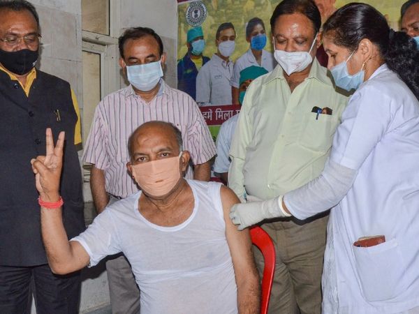 अभी 60 साल से ज्यादा उम्र वालों और 45 से ज्यादा उम्र के गंभीर बीमारियों से पीड़ित लोगों को टीके लगाए जा रहे हैं। फोटो रांची की है, जहां विधानसभा स्पीकर रबींद्रनाथ महतो ने टीका लगवाया। - Dainik Bhaskar