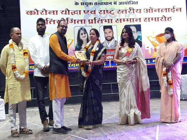 अतिथियों का सम्मान करते पदाधिकारी