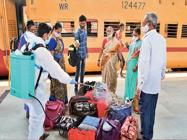 कोरोना का ‘डR’ फैला रहा ‘R-फैक्टर’ सबसे ज्यादा महाराष्ट्र-पंजाब में ही बढ़ रहा है। यहां एक संक्रमित से करीब पांच लोगों में संक्रमण फैलने की आशंका है। जबकि गुजरात और मध्य प्रदेश में यह आंकड़ा तीन है। - Dainik Bhaskar