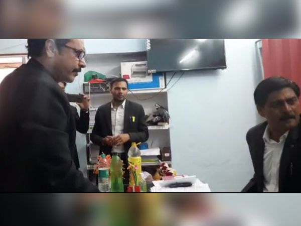 आपस में भिड़े वकील।