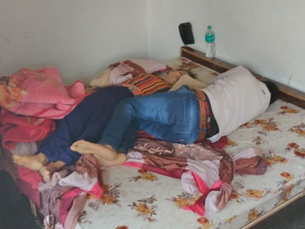 होटल में बिस्तर पर मिली युवक-युवती की लाश: खुद को पति-पत्नी बताकर एक दिन पहले बुक कराया था कमरा, रिश्ते में युवक की मौसी है युवती