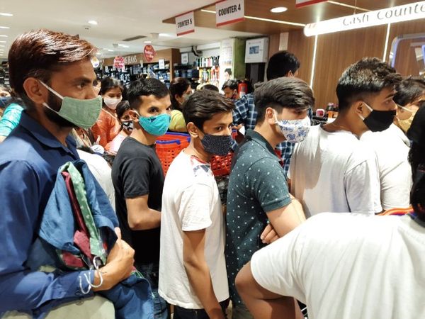 प्रशासन द्वारा v-mart को लापरवाही बरतने के बाद आगामी आदेश तक सीज कर दिया गया है।