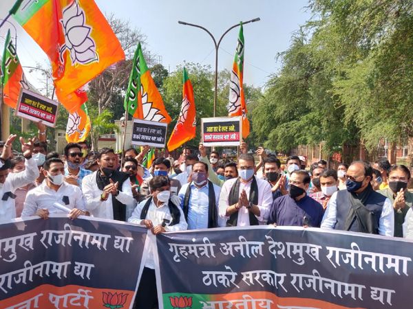 The BJP demonstrated against Deshmukh in many places including Mumbai, Nagpur. The BJP said that the Home Minister should resign immediately. - Dainik Bhaskar