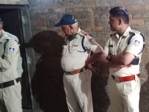 कार्रवाई के दौरान तल घर में मौजूद पुलिसकर्मी।