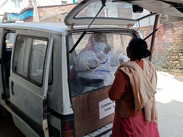 राजधानी रांची में मेडिकल टीम के द्वारा डोर टू डोर स्क्रीनिंग व सैंपल कलेक्शन का कार्य किया जा रहा है। - Dainik Bhaskar