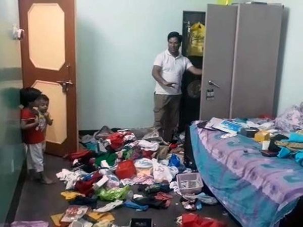 चोरी किए गए सामान में सोने का एक हार, एक चेन, एक कान की बाली, चार झुमका, सोने की छह नोज पीन, एक डायमंड की अंगूठी, 50 हजार नगद शामिल है। - Dainik Bhaskar