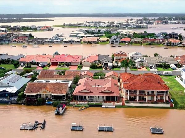 तस्वीर पोर्ट मैक्यूरी की है। पानी भरने से आधा शहर टापू बन गया। ये बाढ़ 2020 में जंगलों की आग के बाद आई है। तब राज्य की 7% जमीन को नुकसान पहुंचा था। - Dainik Bhaskar