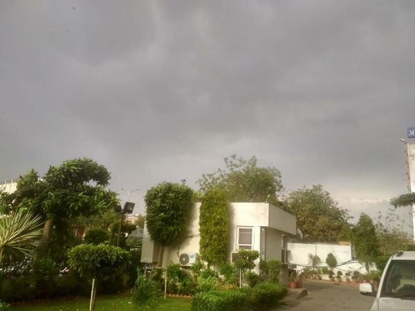 जयपुर में आज देर शाम मौसम पलटने के बाद आसमान में छाये काले बादल।
