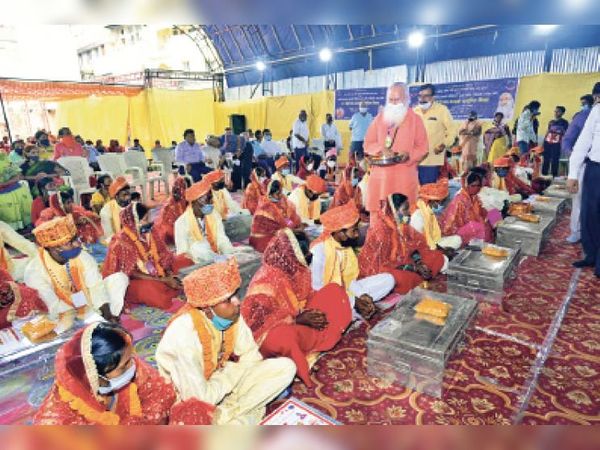 मारवाड़ी भवन में वर-वधू को आशीर्वाद देते स्वामी सदानंद महाराज। - Dainik Bhaskar