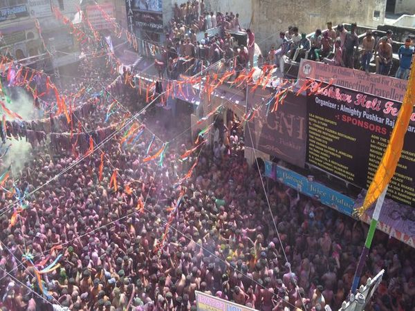पुष्कर में कपड़ा फाड़ होली का नजारा-फाइल फोटो