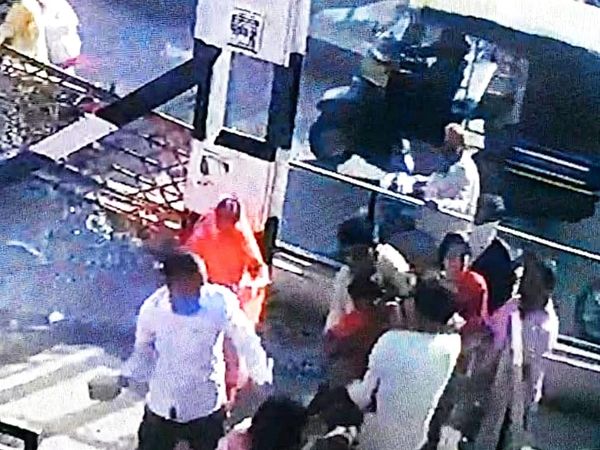 जमीन विवाद को लेकर दो पक्षों में होती मारपीट। यह पूरी घटना पास में लगे सीसीटीवी कैमरे में कैद हो गई।