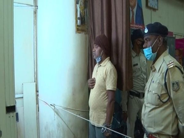 रजिस्ट्रार ऑफिस में फिनिक्स इंफ्रा कंपनी के डायरेक्टर कैलाश मंडपे ने रजिस्ट्री के दौरान फोटो खिंचवाए।