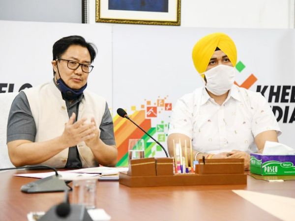 खेल मंत्री किरण रिजिजू (बाएं) ने 8 महीने पहले वीडियो कॉन्फ्रेंसिंग के जरिए खेलो इंडिया यूथ गेम्स 2021 की घोषणा की थी। यह गेम्स इस साल हरियाणा के पंचकुला में होंगे। - Dainik Bhaskar