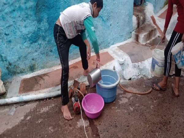पानी का प्रेशर इतना कम होता है कि कांचघर में बूंद-बूंद पानी जुटाने मशक्कत करनी पड़ती है।