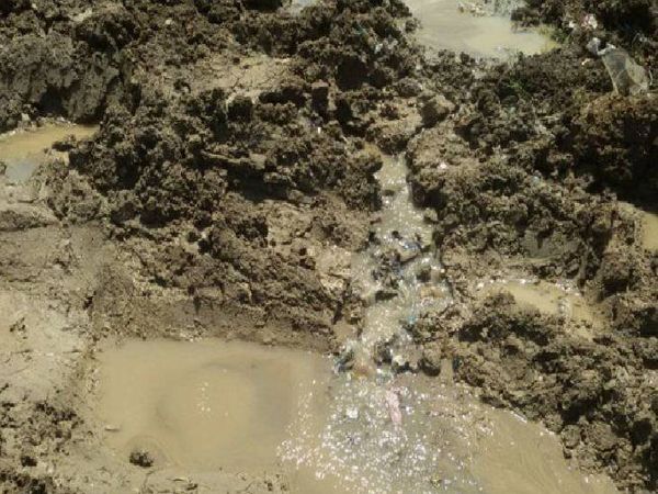 पानी सीपेज का बड़ा उदाहरण है, जमीन के अंदर ही पानी बहता रहता है।